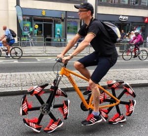 bicicleta-con-zapatillas