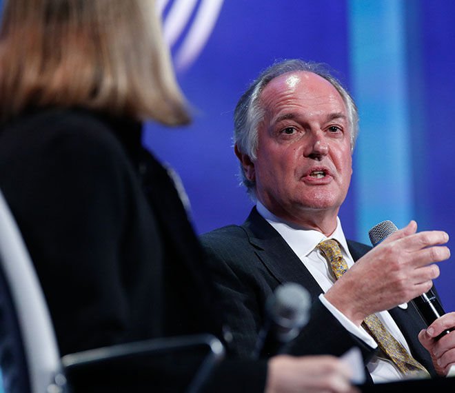 Paul Polman CEO de Unilever. Desde que Paul Polman se convirtió en el CEO de Unilever en 2009, el empresario holandés ha gestionado las más de 1.000 marcas de consumo, propiedad del conglomerado desde hace más de 90 años. Polman implementó el "Plan de Vida Sostenible" en 2010, con el objetivo de crecer tanto a nivel de negocio, como en impacto social. El objetivo de la compañía es ayudar a más de mil millones de personas a mejorar su salud y estilos de vida de cara al año 2020, mientras que también sellar su huella ambiental para la mitad del año 2030. En noviembre, Polman asistió a una conferencia sobre el cambio climático de la ONU para hablar de su plan para eliminar el uso del carbón de la compañía en cinco años y generar toda su energía a partir de fuentes renovables en 2030. 