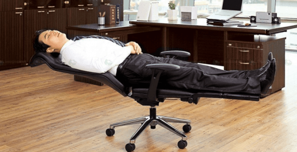 CURIOSO: Silla de oficina que sirve para dormir la siesta