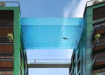 CURIOSO: Pileta puente transparente para nadar en las alturas