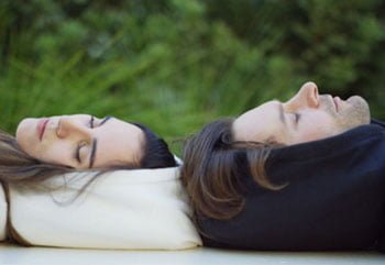 #CURIOSO: Buzo con capucha inflable para dormir en donde sea