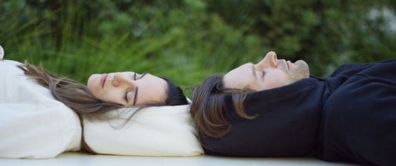 #CURIOSO: Buzo con capucha inflable para dormir en donde sea