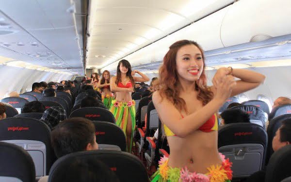 #CURIOSO: Las azafatas en bikini, clave del éxito de VietJet Air