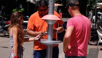 Ya se puede cargar el celular en la vía pública con energía solar 100% renovable