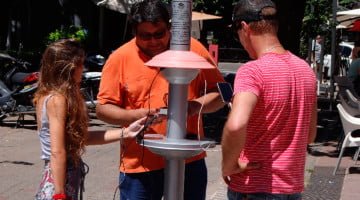 Ya se puede cargar el celular en la vía pública con energía solar 100% renovable