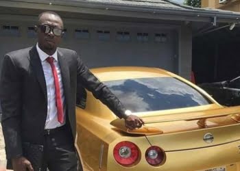 Usain Bolt muestra su auto de oro
