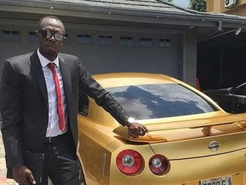 Usain Bolt muestra su auto de oro
