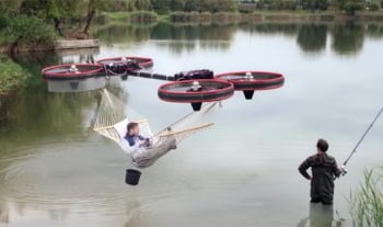 Usan drones como soporte de hamacas flotantes
