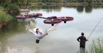 Usan drones como soporte de hamacas flotantes