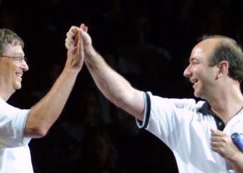 Bill Gates y Jeff Bezos son felices lavando platos