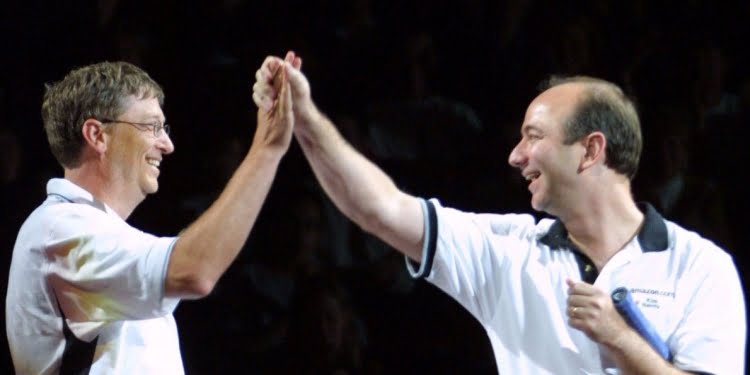 Bill Gates y Jeff Bezos son felices lavando platos