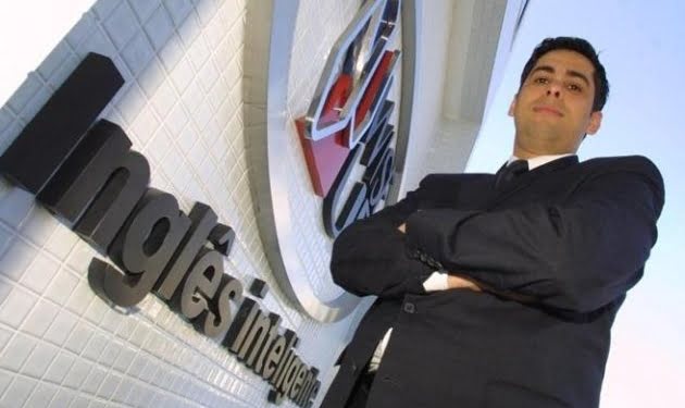 La sorprendente historia del brasileño que se hizo millonario usando el teléfono público de un aeropuerto