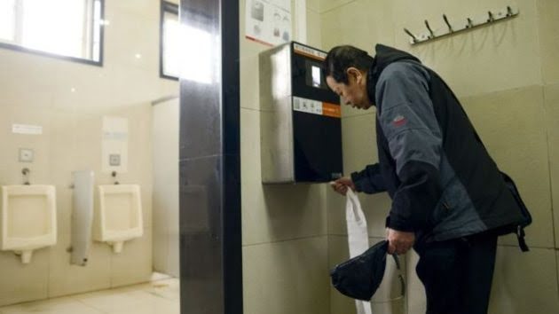 Usan tecnología de reconocimiento facial para reducir el consumo de papel higiénico