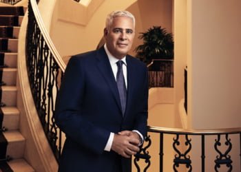 Dirige un imperio de usd 3.000 millones. Empezó como portero en un Marriott