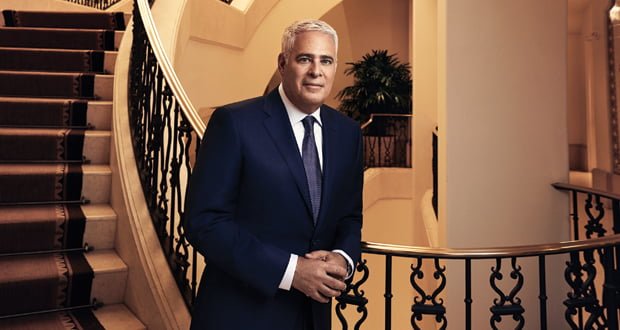 Dirige un imperio de usd 3.000 millones. Empezó como portero en un Marriott