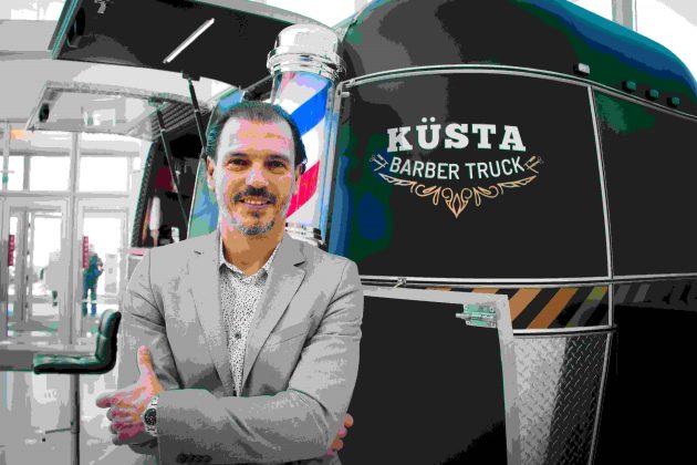 Mariano Acosta en su Kusta Barber Truck