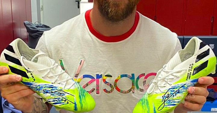 Subastan botines de Messi a beneficio de la Fundación Gestionar Esperanzas