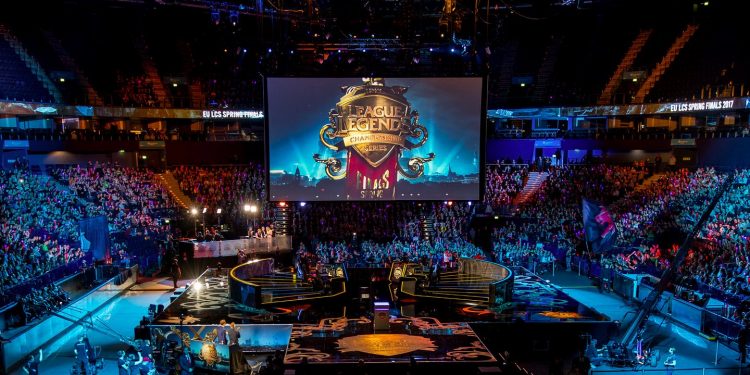 Los deportes electrónicos o esports están creciendo tanto en audiencia como en ganancias a una velocidad sin precedentes en la industria de los videojuegos.