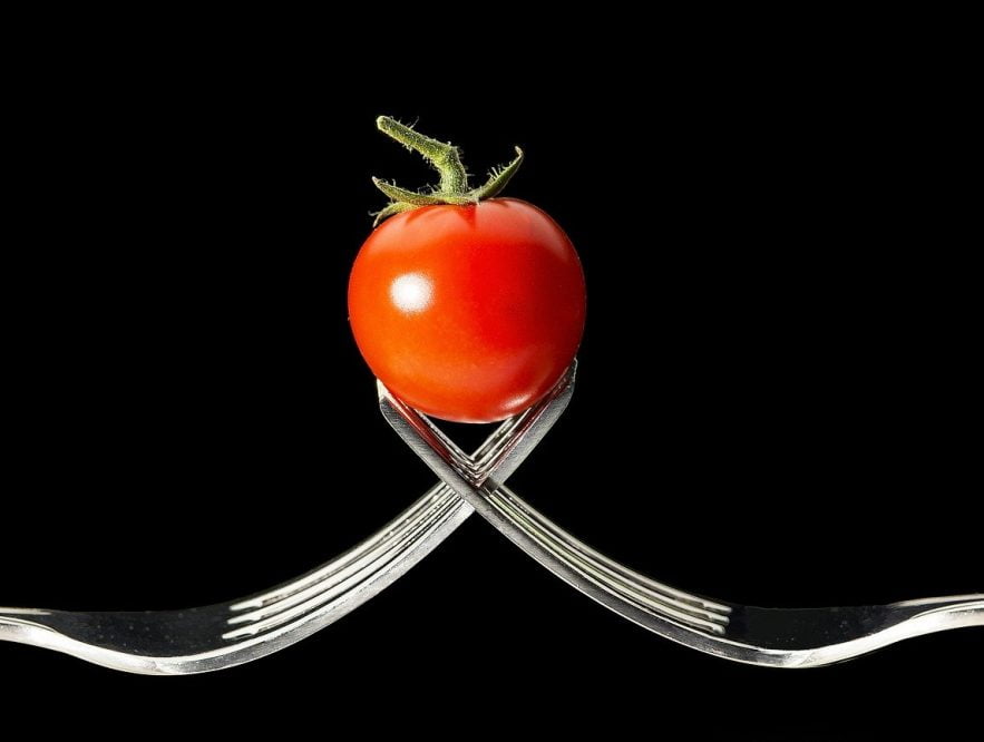 Voy a emprender mi tomate. Bueno, una pequeña mata de tomate que he conseguido. No suena muy innovador (todavía) pero cubre una necesidad de la alimentación, la cual me da oportunidades de negocio.