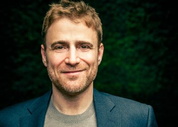 Stewart Butterfield es el creador de Slack y Flikr. Su vida emprendedora es el ejemplo de como pivotar a tiempo permite convertir un fracaso en millones