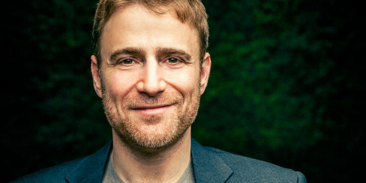 Stewart Butterfield es el creador de Slack y Flikr. Su vida emprendedora es el ejemplo de como pivotar a tiempo permite convertir un fracaso en millones