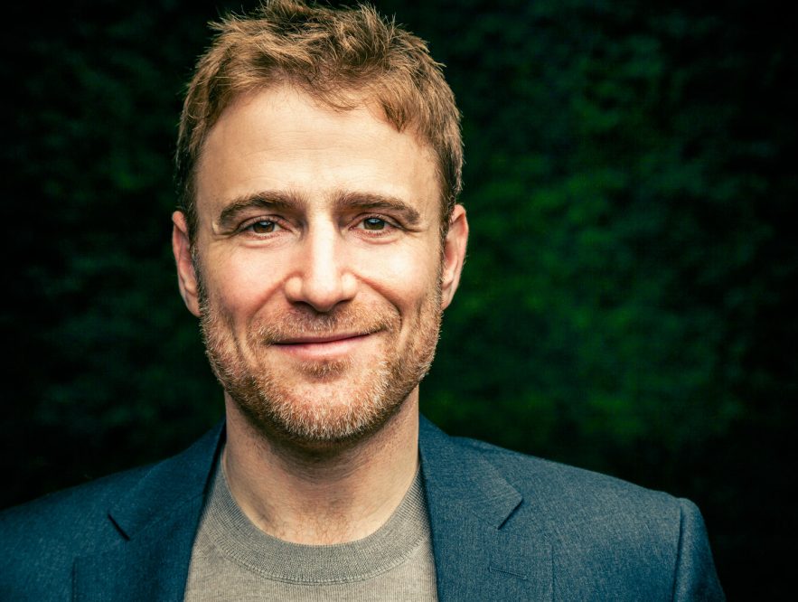 Stewart Butterfield es el creador de Slack y Flikr. Su vida emprendedora es el ejemplo de como pivotar a tiempo permite convertir un fracaso en millones