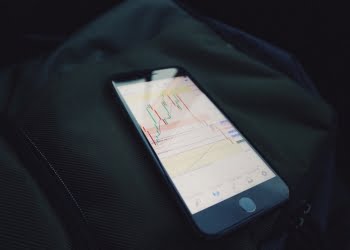 Recursos digitales que pueden hacer que invertir sea sencillo e incluso divertido