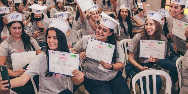 La Academia de Mujeres Emprendedoras entregó capital semilla