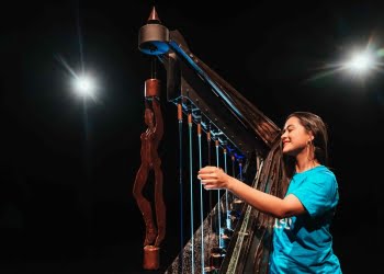 La arpista Alexandra Britos tocando el Arpa de Agua