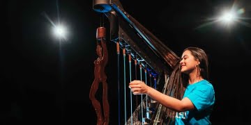 La arpista Alexandra Britos tocando el Arpa de Agua