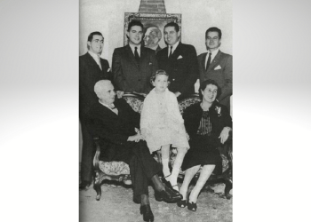 El expresidente Mariano Ospina Pérez y su esposa Berta Hernandez junto a sus hijos.