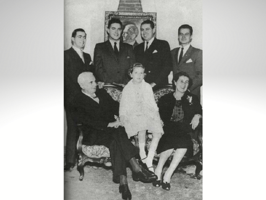 El expresidente Mariano Ospina Pérez y su esposa Berta Hernandez junto a sus hijos.