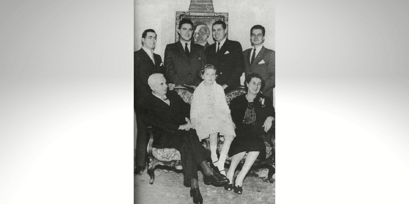 El expresidente Mariano Ospina Pérez y su esposa Berta Hernandez junto a sus hijos.