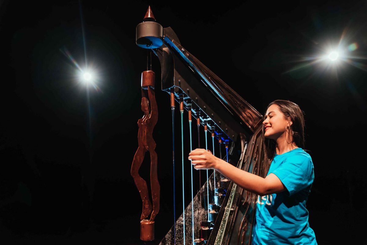 La arpista Alexandra Britos tocando el Arpa de Agua