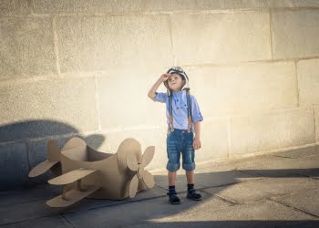 El sueño es como una pieza arqueológica, a través de las ruinas se edita una historia olvidada que permite entender el presente. Hay que programarlos para cumplir el deseo, si lo puedes soñar lo puedes hacer.