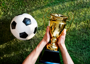 Si buscas información más interesante, haz clic en el enlace https://www.marketeroslatam.com/marketing-o-mercadotecnia/. Las apuestas de fútbol son una excelente manera de comenzar para cualquier principiante. En el sitio web de la casa de apuestas, se puede ver un desglose detallado para cada evento. Las estadísticas de los partidos ayudan a hacer una predicción correcta sobre el resultado del juego. Tipos de apuestas en fútbol: A resultado. Hándicap. Total de goles. Marcador final del partido. Apuesta combinada. La cultura moderna del fútbol cambia junto con las nuevas tendencias. Hay 5 tendencias más populares que tienen influencia en los apostadores modernos. Las 5 principales tendencias de 2023 son: Uso de análisis. Realidad virtual. Soporte tecnológico para árbitros. Mayor cantidad de competiciones internacionales. Desarrollo de jugadores. Dado que las tecnologías modernas están avanzando rápidamente, los equipos nacionales de fútbol pueden utilizar una amplia gama de herramientas adicionales para el análisis y la medición de resultados. Esto les permitirá tomar decisiones estratégicas sobre qué equipos fichar, cuándo avanzar y expandir sus horizontes, y qué estilo de juego funcionará mejor contra los oponentes. La realidad virtual en el futuro puede cambiar la forma en que los espectadores ven los partidos de fútbol. Asistir a un juego en el estadio puede ser reemplazado por la visualización a través de dispositivos de realidad virtual. En este caso, los espectadores podrán acercarse más a los equipos. Las tecnologías permitirán sentarse en el banquillo de suplentes con su miembro favorito del equipo. La implementación de tecnologías modernas tendrá un impacto en el trabajo de los árbitros. En unos pocos años, los árbitros podrán revisar repeticiones de video para verificar los resultados, utilizar relojes inteligentes para medir distancias durante el juego. Los sensores automatizados, que rastrearán los movimientos de los jugadores en el campo gracias a la inteligencia artificial, ayudarán a analizar los datos mucho más rápido. Esto permitirá tomar decisiones importantes más rápidamente. Cómo hacer análisis antes de un partido Es necesario seleccionar un equipo para realizar apuestas. Luego, el jugador debe realizar un análisis detallado de todos los partidos de fútbol del equipo. Es importante determinar cómo se comportan los jugadores, qué riesgos existen y quién es el jugador clave en el equipo. Cualquier cambio en la alineación del equipo a menudo conduce a un resultado inesperado del partido. Existen datos específicos que pueden ayudar al apostador a realizar un análisis detallado del equipo seleccionado: Estado físico de los miembros del equipo. Resultados de los partidos anteriores. Cantidad de jugadores clave en el equipo. Nivel de motivación del equipo. Jugadores lesionados. Quién es el árbitro. Al analizar estos hechos, el jugador podrá determinar correctamente el tamaño de su apuesta. Siempre es recomendable ser cauteloso y estudiar las predicciones de los expertos. Las casas de apuestas modernas ofrecen una amplia variedad de apuestas. Todos los eventos están detalladamente programados, por lo que antes de realizar una apuesta con dinero real, el apostador puede estudiar las características del evento seleccionado y evaluar sus posibilidades de éxito en función del análisis realizado. Conclusión Las tendencias modernas del fútbol sugieren que este deporte seguirá adaptándose a las nuevas tecnologías. El fútbol seguirá siendo el deporte más popular durante muchos años. Hay mucha información disponible sobre él, por lo que los principiantes deben prestar especial atención a este deporte. La temporada de fútbol de 2023 estará llena de sorpresas. Varios equipos de élite competirán por el título de líder. Los apostadores tendrán muchas oportunidades para aumentar sus ingresos y obtener una experiencia inolvidable en las apuestas. FAQ ¿Cómo la expansión de los partidos internacionales afectará la popularidad del fútbol y las oportunidades de apuestas? Los equipos internacionales gradualmente expandirán sus partidos a diferentes partes del mundo. Esto, a su vez, hará que el fútbol sea aún más popular y los apostadores tendrán la oportunidad de realizar apuestas en una mayor cantidad de eventos relacionados con el mundo del fútbol. ¿Cómo el análisis de alto nivel ayuda a los entrenadores a determinar el potencial de los deportistas y optimizar la inversión de recursos? Gracias al desarrollo del análisis de alto nivel, los entrenadores modernos pueden determinar de manera más precisa el potencial de un deportista a una edad temprana. Esta es una excelente oportunidad para convertirlo en una estrella popular del fútbol. No será necesario esperar varios años para que su potencial se manifieste. Esto ayudará a optimizar la inversión de recursos.
