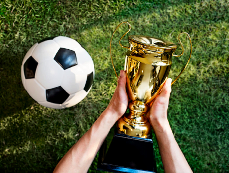 Si buscas información más interesante, haz clic en el enlace https://www.marketeroslatam.com/marketing-o-mercadotecnia/. Las apuestas de fútbol son una excelente manera de comenzar para cualquier principiante. En el sitio web de la casa de apuestas, se puede ver un desglose detallado para cada evento. Las estadísticas de los partidos ayudan a hacer una predicción correcta sobre el resultado del juego. Tipos de apuestas en fútbol: A resultado. Hándicap. Total de goles. Marcador final del partido. Apuesta combinada. La cultura moderna del fútbol cambia junto con las nuevas tendencias. Hay 5 tendencias más populares que tienen influencia en los apostadores modernos. Las 5 principales tendencias de 2023 son: Uso de análisis. Realidad virtual. Soporte tecnológico para árbitros. Mayor cantidad de competiciones internacionales. Desarrollo de jugadores. Dado que las tecnologías modernas están avanzando rápidamente, los equipos nacionales de fútbol pueden utilizar una amplia gama de herramientas adicionales para el análisis y la medición de resultados. Esto les permitirá tomar decisiones estratégicas sobre qué equipos fichar, cuándo avanzar y expandir sus horizontes, y qué estilo de juego funcionará mejor contra los oponentes. La realidad virtual en el futuro puede cambiar la forma en que los espectadores ven los partidos de fútbol. Asistir a un juego en el estadio puede ser reemplazado por la visualización a través de dispositivos de realidad virtual. En este caso, los espectadores podrán acercarse más a los equipos. Las tecnologías permitirán sentarse en el banquillo de suplentes con su miembro favorito del equipo. La implementación de tecnologías modernas tendrá un impacto en el trabajo de los árbitros. En unos pocos años, los árbitros podrán revisar repeticiones de video para verificar los resultados, utilizar relojes inteligentes para medir distancias durante el juego. Los sensores automatizados, que rastrearán los movimientos de los jugadores en el campo gracias a la inteligencia artificial, ayudarán a analizar los datos mucho más rápido. Esto permitirá tomar decisiones importantes más rápidamente. Cómo hacer análisis antes de un partido Es necesario seleccionar un equipo para realizar apuestas. Luego, el jugador debe realizar un análisis detallado de todos los partidos de fútbol del equipo. Es importante determinar cómo se comportan los jugadores, qué riesgos existen y quién es el jugador clave en el equipo. Cualquier cambio en la alineación del equipo a menudo conduce a un resultado inesperado del partido. Existen datos específicos que pueden ayudar al apostador a realizar un análisis detallado del equipo seleccionado: Estado físico de los miembros del equipo. Resultados de los partidos anteriores. Cantidad de jugadores clave en el equipo. Nivel de motivación del equipo. Jugadores lesionados. Quién es el árbitro. Al analizar estos hechos, el jugador podrá determinar correctamente el tamaño de su apuesta. Siempre es recomendable ser cauteloso y estudiar las predicciones de los expertos. Las casas de apuestas modernas ofrecen una amplia variedad de apuestas. Todos los eventos están detalladamente programados, por lo que antes de realizar una apuesta con dinero real, el apostador puede estudiar las características del evento seleccionado y evaluar sus posibilidades de éxito en función del análisis realizado. Conclusión Las tendencias modernas del fútbol sugieren que este deporte seguirá adaptándose a las nuevas tecnologías. El fútbol seguirá siendo el deporte más popular durante muchos años. Hay mucha información disponible sobre él, por lo que los principiantes deben prestar especial atención a este deporte. La temporada de fútbol de 2023 estará llena de sorpresas. Varios equipos de élite competirán por el título de líder. Los apostadores tendrán muchas oportunidades para aumentar sus ingresos y obtener una experiencia inolvidable en las apuestas. FAQ ¿Cómo la expansión de los partidos internacionales afectará la popularidad del fútbol y las oportunidades de apuestas? Los equipos internacionales gradualmente expandirán sus partidos a diferentes partes del mundo. Esto, a su vez, hará que el fútbol sea aún más popular y los apostadores tendrán la oportunidad de realizar apuestas en una mayor cantidad de eventos relacionados con el mundo del fútbol. ¿Cómo el análisis de alto nivel ayuda a los entrenadores a determinar el potencial de los deportistas y optimizar la inversión de recursos? Gracias al desarrollo del análisis de alto nivel, los entrenadores modernos pueden determinar de manera más precisa el potencial de un deportista a una edad temprana. Esta es una excelente oportunidad para convertirlo en una estrella popular del fútbol. No será necesario esperar varios años para que su potencial se manifieste. Esto ayudará a optimizar la inversión de recursos.