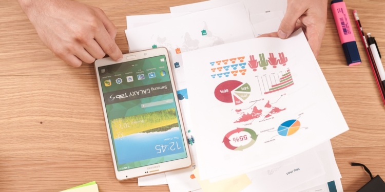 persona sosteniendo un Samsung Galaxy Tab blanco