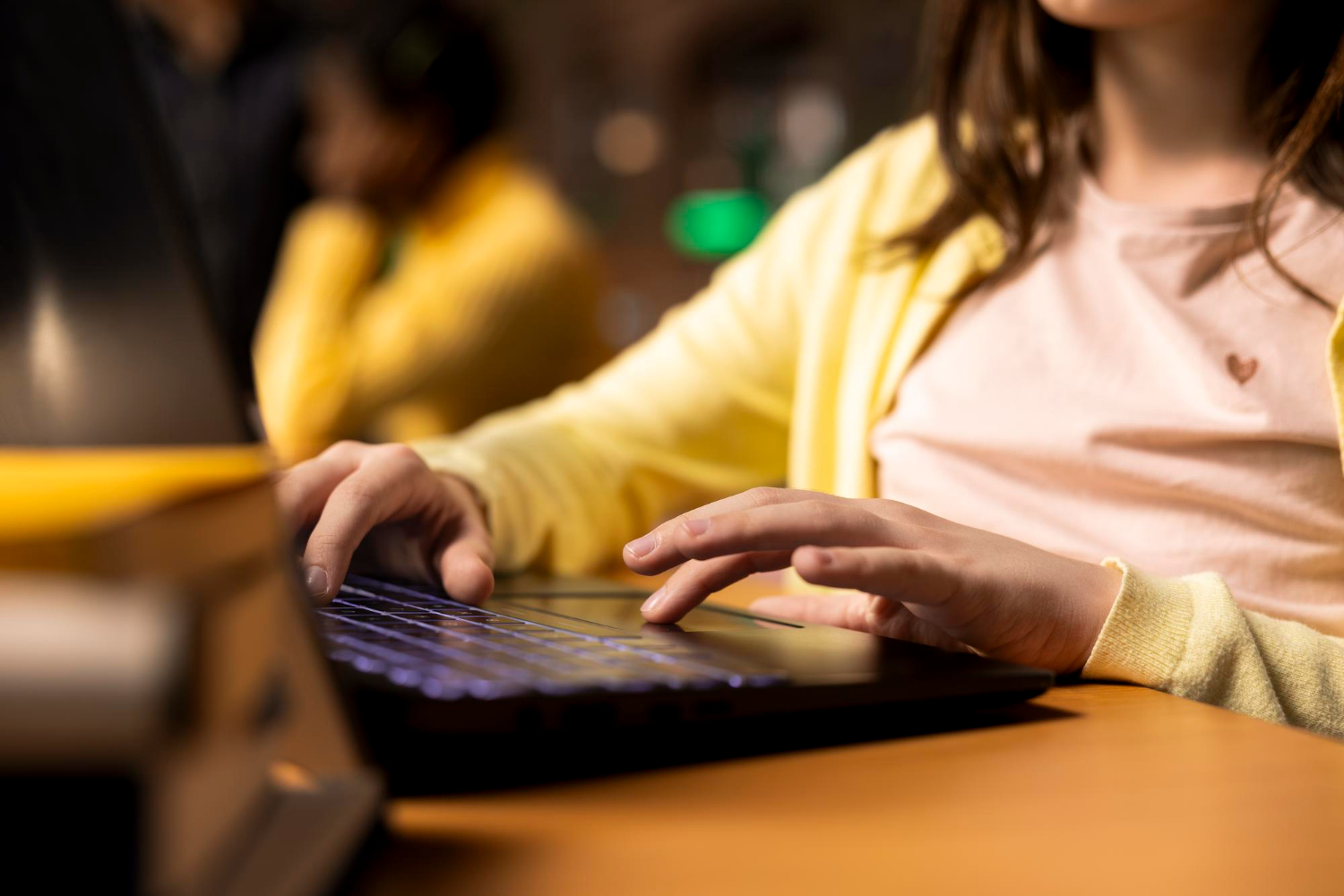 Los nativos digitales encuentran las universidades virtuales una solución para estudiar