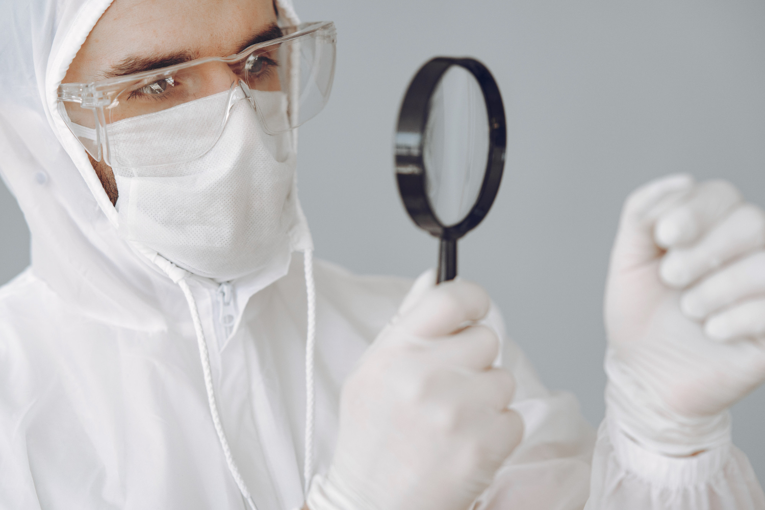 Con estos aprendizajes como base, podrás aspirar a trabajar en laboratorios forenses o en el Ministerio Público.
